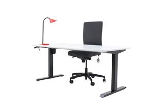Kontorsæt med bordplade i hvid, stelfarve i sort, rød bordlampe og grå kontorstol
